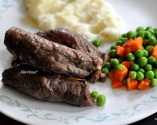 Мясные рулеты с орехами и вялеными помидорами