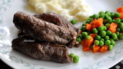 Мясные рулеты с орехами и вялеными помидорами