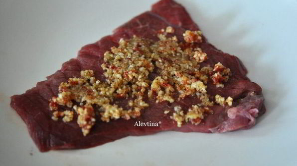 мясные рулеты с орехами и вялеными помидорами