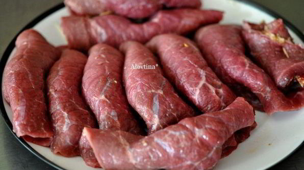 мясные рулеты с орехами и вялеными помидорами