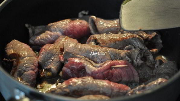 мясные рулеты с орехами и вялеными помидорами