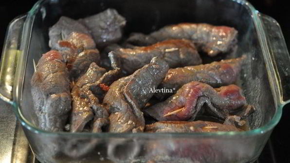 мясные рулеты с орехами и вялеными помидорами