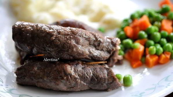 мясные рулеты с орехами и вялеными помидорами