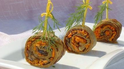 Печеночный рулет с морковью и грибами по-корейски
