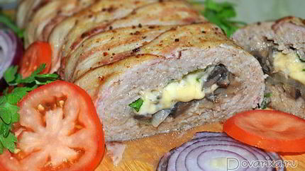 Рулет из фарша с грибами и сыром в беконе