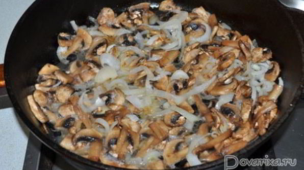 рулет из фарша с грибами и сыром в беконе