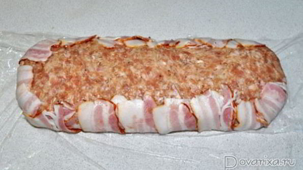 рулет из фарша с грибами и сыром в беконе