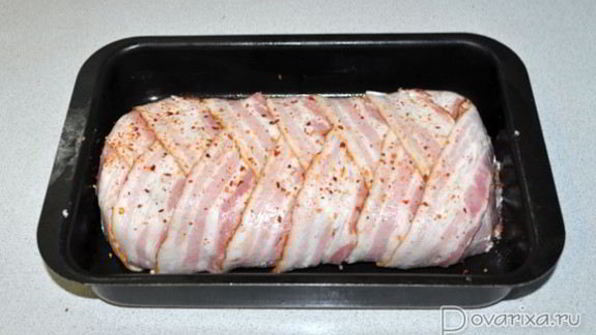 рулет из фарша с грибами и сыром в беконе