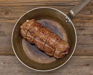 Рулет из говядины с запечеными овощами и бальзамико