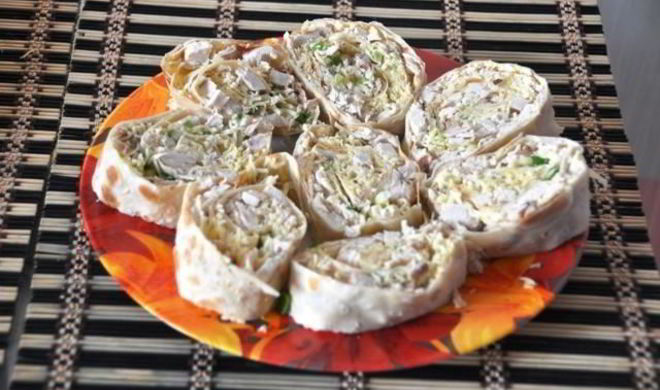 Рулет из лаваша с курицей и сыром