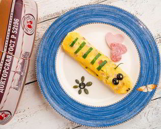 Рулет из омлета с колбасой и сыром