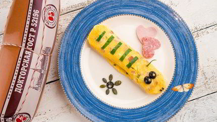 Рулет из омлета с колбасой и сыром