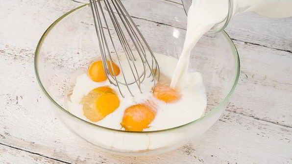 рулет из омлета с колбасой и сыром