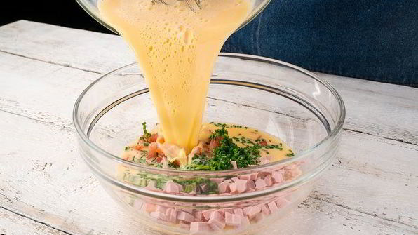 рулет из омлета с колбасой и сыром