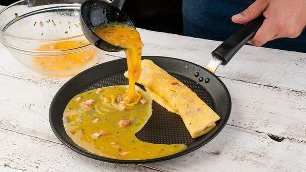 рулет из омлета с колбасой и сыром