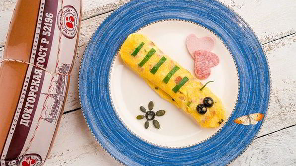 рулет из омлета с колбасой и сыром