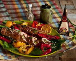 Рулет из свинины с сыром и шпинатом