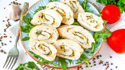 Рулет куриный с сыром в духовке