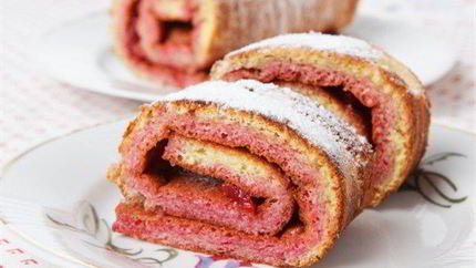 Рулет с йогуртово-малиновой начинкой