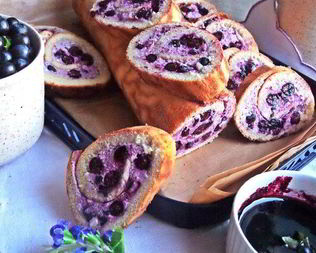 Рулет с творогом и черникой