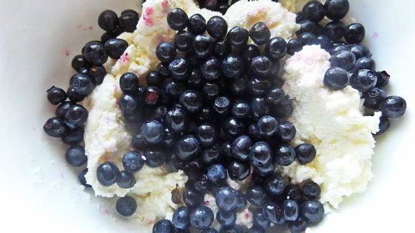 рулет с творогом и черникой