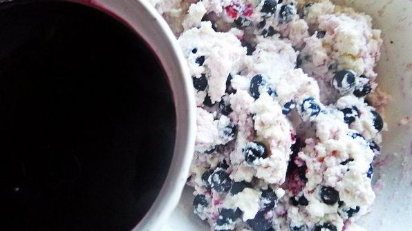 рулет с творогом и черникой