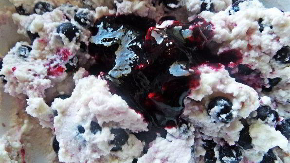 рулет с творогом и черникой