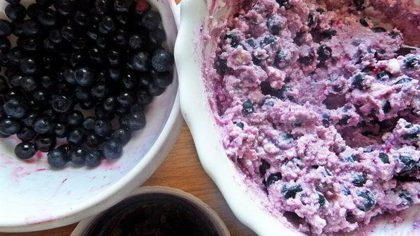 рулет с творогом и черникой