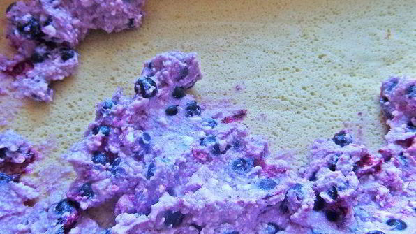 рулет с творогом и черникой