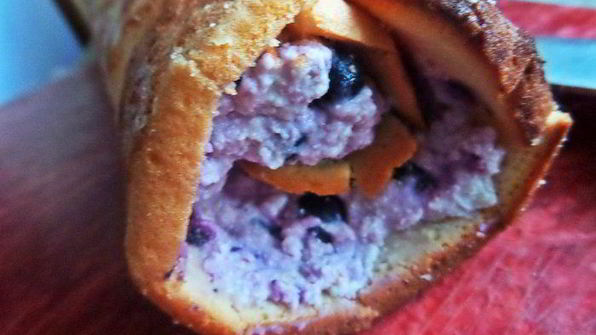 рулет с творогом и черникой