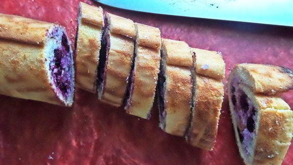 рулет с творогом и черникой