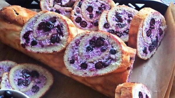 рулет с творогом и черникой