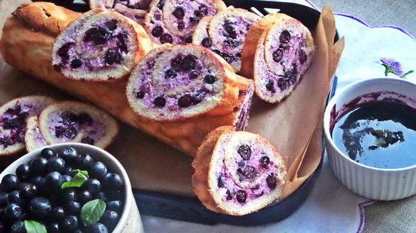 рулет с творогом и черникой