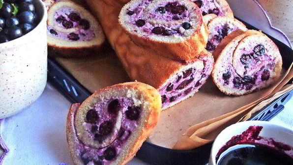 рулет с творогом и черникой