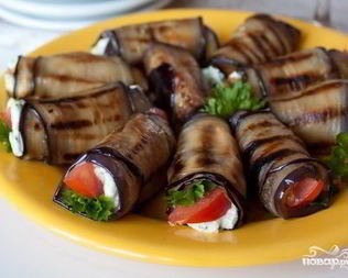Рулетики из баклажанов с сыром фета