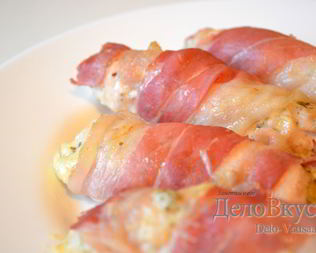 Рулетики из куриного филе с сыром в беконе
