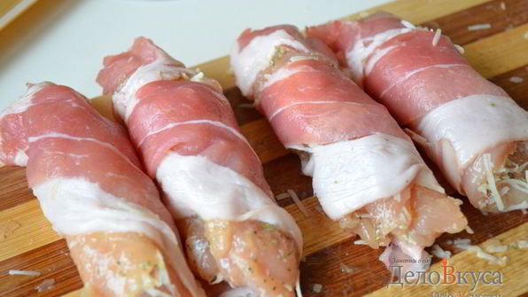 рулетики из куриного филе с сыром в беконе