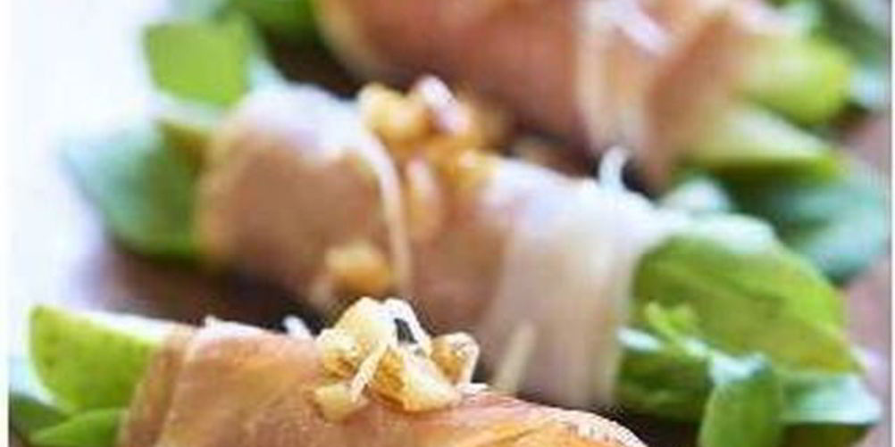 Рецепт рулетиков из листьев салата с беконом