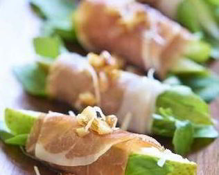 Рулетики из листьев салата с беконом