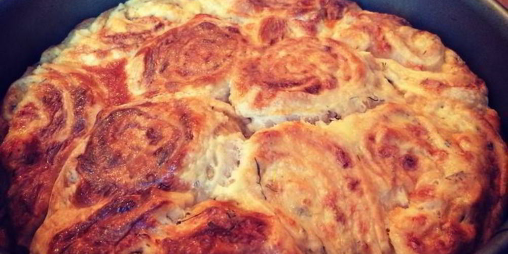 Рецепт рулетиков из слоеного теста с брынзой и травами