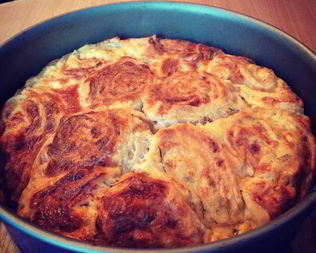 Рулетики из слоеного теста с брынзой и травами