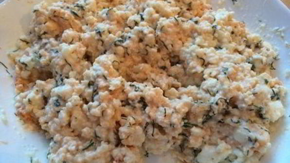 рулетики из слоеного теста с брынзой и травами