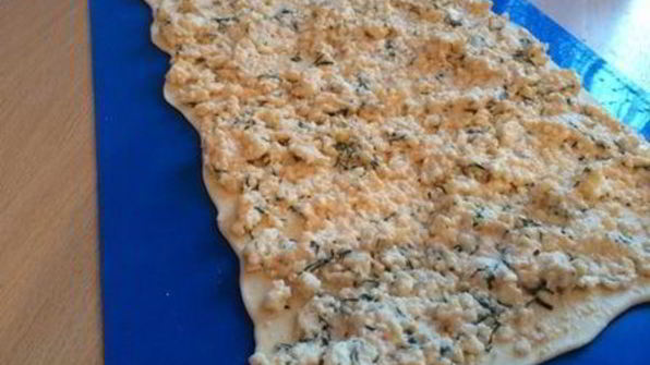 рулетики из слоеного теста с брынзой и травами