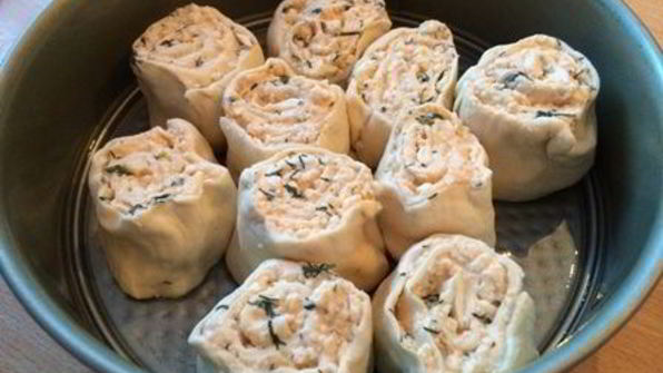 рулетики из слоеного теста с брынзой и травами