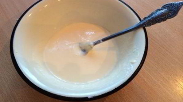 рулетики из слоеного теста с брынзой и травами