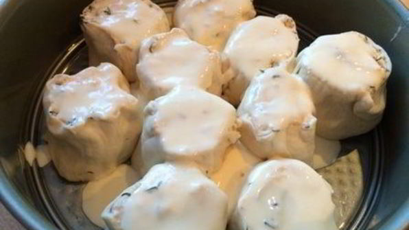 рулетики из слоеного теста с брынзой и травами