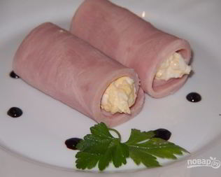 Рулетики из ветчины с сырной начинкой