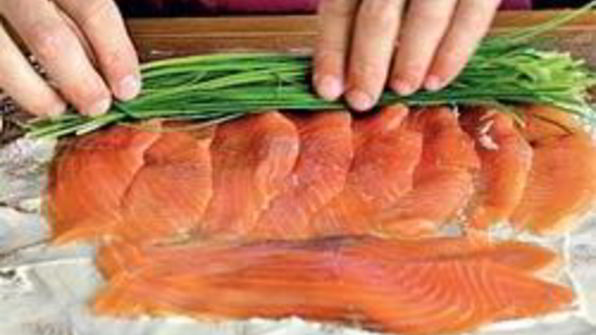 рулетики с копченым лососем