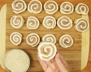 Рулетики с курицей и кунжутом