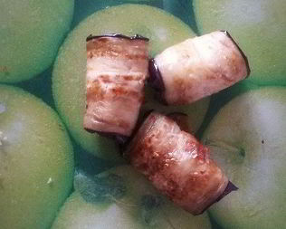 Рулеты из баклажанов с сыром и грецкими орехами